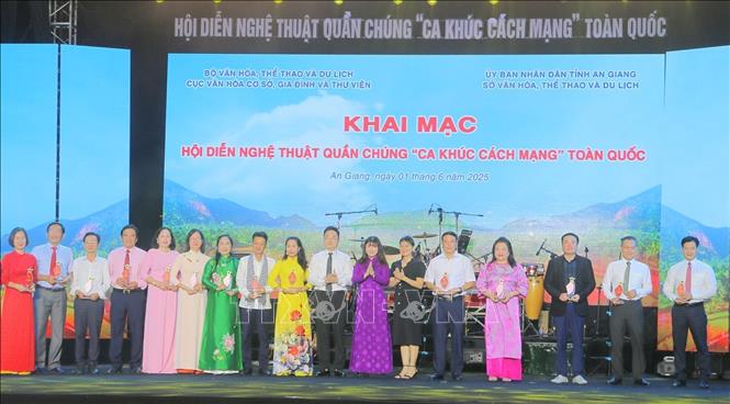 Ban Tổ chức trao cúp lưu niệm cho các đoàn mghệ thuật quần chúng tham dự Hội diễn nghệ thuật quần chúng “Ca khúc cách mạng” toàn quốc năm 2025 tại An Giang. Ảnh: Công Mạo-TTXVN
