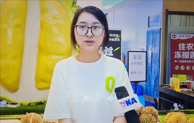 Chị Đường Đông Tình, chủ cửa hàng Sầu riêng quốc tế ở chợ đầu mối Tân Phát Địa, Bắc Kinh.  Ảnh: Quang Hưng -P/v TTXVN tại Bắc Kinh