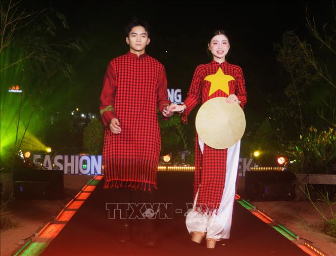 Hình ảnh khăn rằn quen thuộc được sáng tạo trở thành những bộ trang phục độc đáo. Ảnh: Ánh Tuyết - TTXVN 