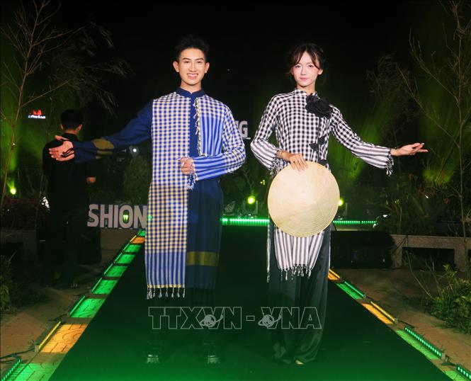 Hình ảnh khăn rằn quen thuộc được sáng tạo trở thành những bộ trang phục độc đáo. Ảnh: Ánh Tuyết - TTXVN 