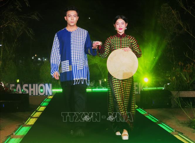Hình ảnh khăn rằn quen thuộc được sáng tạo trở thành những bộ trang phục độc đáo. Ảnh: Ánh Tuyết - TTXVN 
