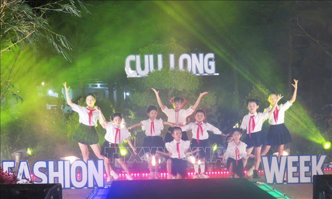 Tiết mục đồng diễn chào mừng Ngày Quốc tế Thiếu nhi. Ảnh: Ánh Tuyết - TTXVN