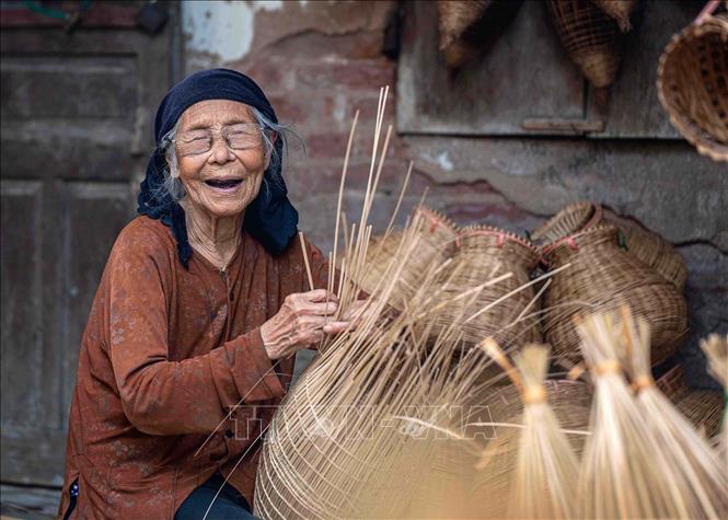 Tuy không còn là nghề đem lại thu nhập chính nhưng nhiều người dân Thủ Sỹ vẫn rất yêu nghề và mong muốn giữ nghề như một nét đẹp văn hóa. Ảnh: Khánh Hoà – TTXVN 