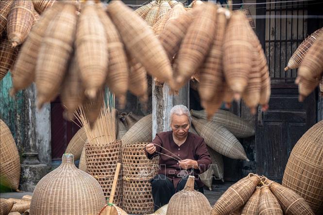 Tuy không còn là nghề đem lại thu nhập chính nhưng nhiều người dân Thủ Sỹ vẫn rất yêu nghề và mong muốn giữ nghề như một nét đẹp văn hóa. Ảnh: Khánh Hoà – TTXVN 