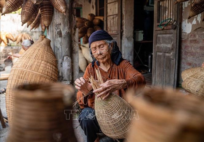 Nghề đan đó rọ khá cầu kỳ và gồm nhiều công đoạn kỹ thuật khó. Ảnh: Khánh Hoà – TTXVN 