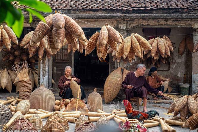 Các nghệ nhân trong làng vẫn ngày ngày duy trì nghề của cha ông để lại. Ảnh: Khánh Hoà – TTXVN 