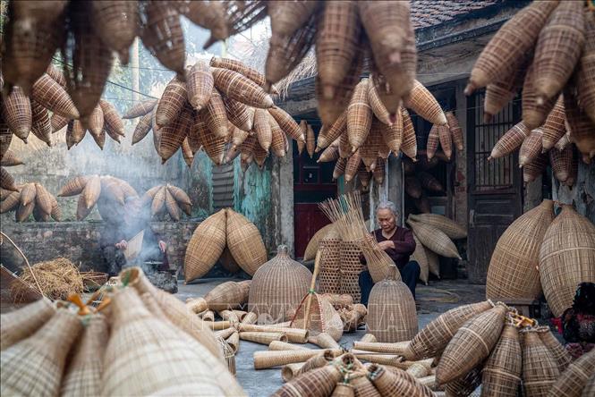 Các nghệ nhân trong làng vẫn ngày ngày duy trì nghề của cha ông để lại. Ảnh: Khánh Hoà – TTXVN 