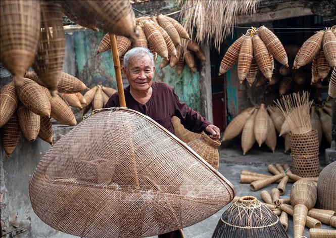 Ông Lương Sơn Bạc làm nghề đan đó từ năm 13 tuổi, đến nay đã hơn 80 tuổi, ông vẫn miệt mài làm nghề, để lưu giữ lại những giá trị truyền thống. Ảnh: Khánh Hoà – TTXVN 