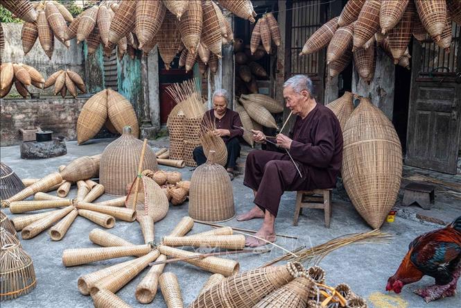 Các nghệ nhân trong làng vẫn ngày ngày duy trì nghề của cha ông để lại. Ảnh: Khánh Hoà – TTXVN 