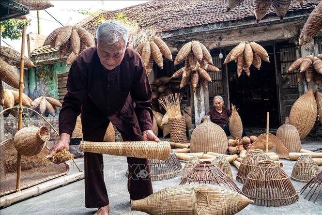Ông Lương Sơn Bạc làm nghề đan đó từ năm 13 tuổi, đến nay đã hơn 80 tuổi, ông vẫn miệt mài làm nghề, để lưu giữ lại những giá trị truyền thống. Ảnh: Khánh Hoà – TTXVN 