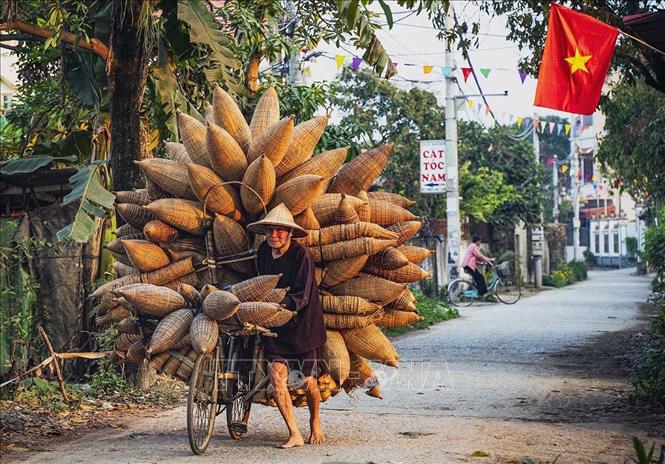 Hình ảnh chiếc xe đạp thồ cùng với những chiếc đó, những ngư cụ nông nghiệp rong ruổi khắp nơi từ lâu đã in sâu trong tâm trí nhiều người khi nhắc đến làng nghề đan đó Thủ Sỷ. Ảnh: Khánh Hoà – TTXVN 