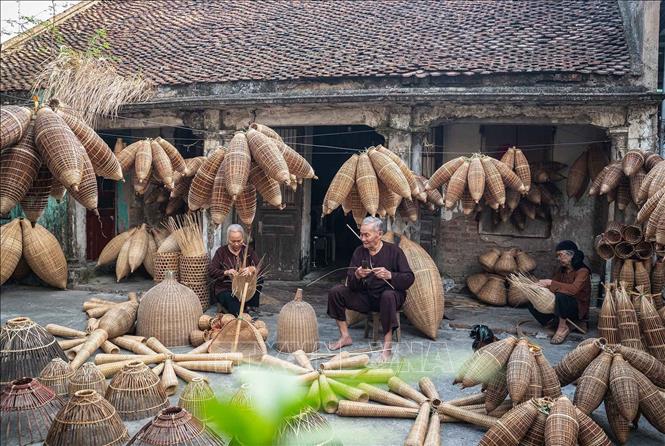 Hình ảnh cụ ông, cụ bà cùng đán đó, phát huy nghề truyền thống còn là hiện thân của di sản văn hoá đã có hàng nghìn năm của vùng đồng bằng Bắc hộ. Ảnh: Khánh Hoà – TTXVN 