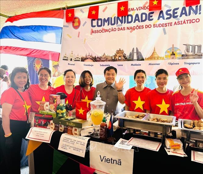 Đại sứ Bùi Văn Nghị cùng các cán bộ, phu nhân Đại sứ quán và Văn phòng Tùy viên Quốc phòng Việt Nam tại Brazil tham gia Hội chợ. Ảnh: Đại sứ quán Việt Nam cung cấp