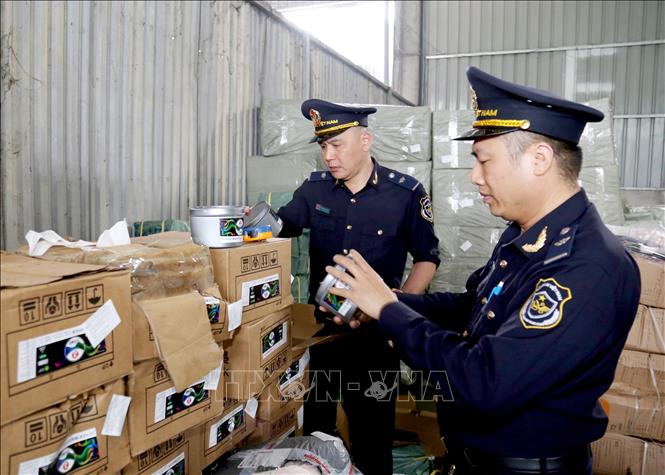Lực lượng Hải quan cửa khẩu quốc tế Hữu Nghị (Lạng Sơn) kiểm tra nhãn mác hàng hóa nhập khẩu tại kho bãi khu vực cửa khẩu. Ảnh: Quang Duy - TTXVN