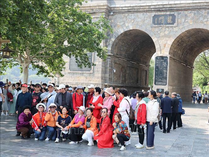 Du khách tham quan hang đá Long Môn. Ảnh: Công Tuyên - PV TTXVN tại Trung Quốc