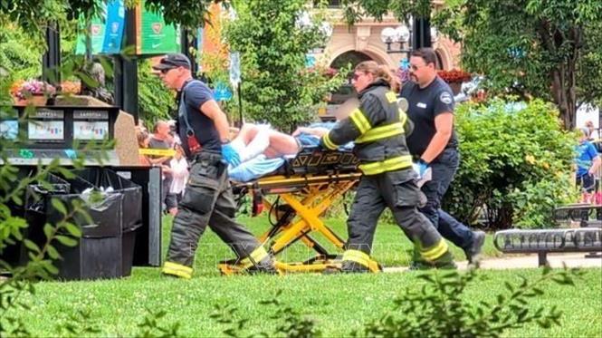 Chuyển nạn nhân bị thương trong vụ tấn công ở Boulder, Colorado, Mỹ, ngày 1/6/2025. Ảnh: CBS News/TTXVN