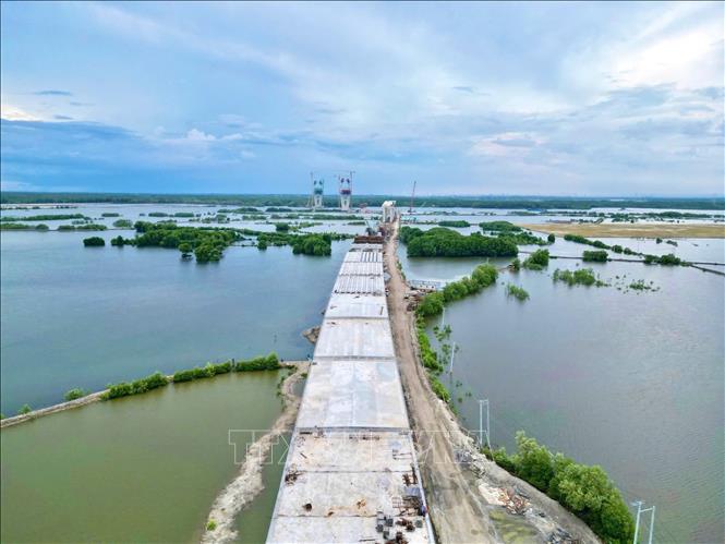 Đường dẫn lên cầu tại gói thầu 38 phía địa phận tỉnh Bà Rịa-Vũng Tàu đã thảm nhựa, dự kiến cuối năm 2025 sẽ hoàn thành. Ảnh: Hoàng Nhị - TTXVN