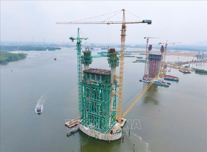 Mặc dù thời tiết không thuận lợi nhưng các nhà thầu vẫn khắc phục khó khăn để thi công dự án cho kịp tiến độ. Ảnh: Hoàng Nhị - TTXVN