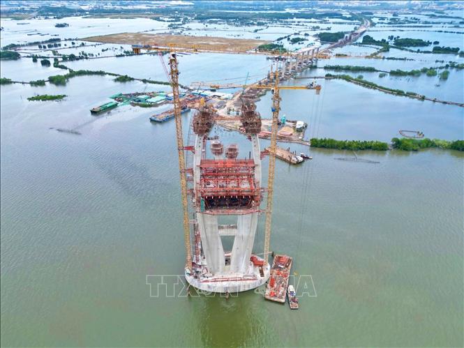Các trụ của cầu Phước An thuộc gói thầu 39, phía Bà Rịa-Vũng Tàu đã dần hình thành. Ảnh: Hoàng Nhị - TTXVN