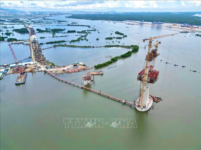 Cầu Phước An bắc qua sông Thị Vải, nối Bà Rịa - Vũng Tàu với Đồng Nai đang dần hình thành. Ảnh: Hoàng Nhị - TTXVN