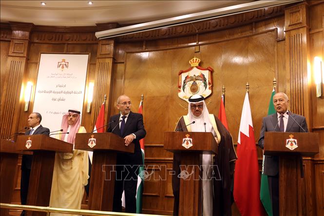 (Từ trái sang) Ngoại trưởng Ai Cập Badr Abdelatty, Ngoại trưởng Saudi Arabia (Ảrập Xêút) Faisal bin Farhan Al Saud, Ngoại trưởng Jordan Ayman Safadi, Ngoại trưởng Bahrain Abdullatif bin Rashid Al Zayani và Tổng thư ký AL Ahmed Aboul-Gheit tại cuộc họp báo sau cuộc họp trực tuyến với Tổng thống Palestine Mahmoud Abbas ở Amman, Jordan, ngày 1/6/2025. Ảnh: THX/TTXVN