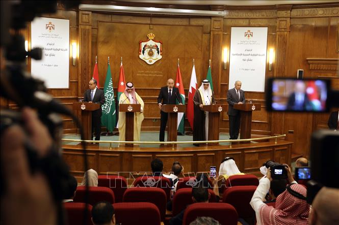 (Từ trái sang) Ngoại trưởng Ai Cập Badr Abdelatty, Ngoại trưởng Saudi Arabia (Ảrập Xêút) Faisal bin Farhan Al Saud, Ngoại trưởng Jordan Ayman Safadi, Ngoại trưởng Bahrain Abdullatif bin Rashid Al Zayani và Tổng thư ký AL Ahmed Aboul-Gheit tại cuộc họp báo sau cuộc họp trực tuyến với Tổng thống Palestine Mahmoud Abbas ở Amman, Jordan, ngày 1/6/2025. Ảnh: THX/TTXVN