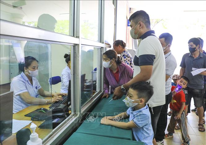 Phụ huynh đưa trẻ đến thăm khám tại Bệnh viện Đa khoa tỉnh Điện Biên.​ Ảnh: Xuân Tư - TTXVN