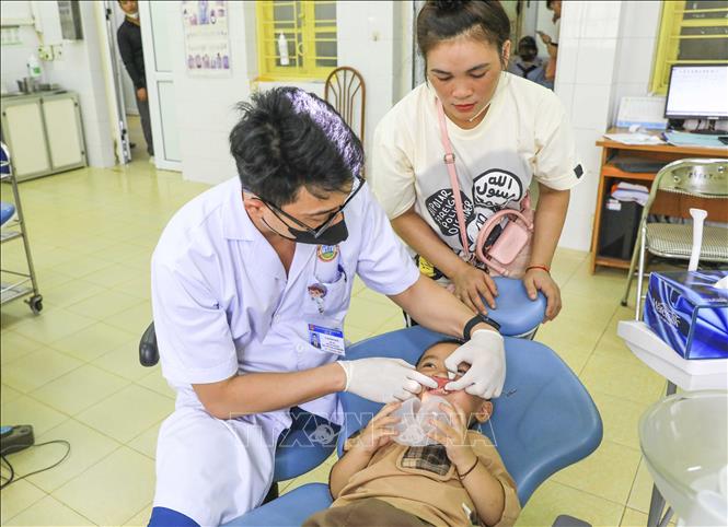 Bác sĩ thăm khám răng, hàm, mặt cho bệnh nhân tại Bệnh viện Đa khoa tỉnh Điện Biên.​ Ảnh: Xuân Tư - TTXVN