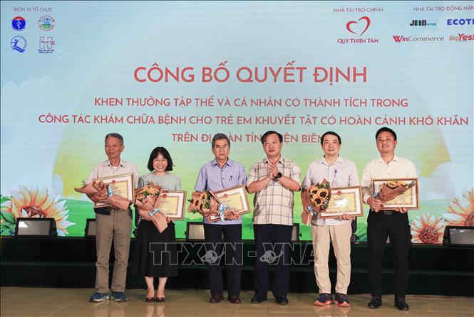 Trao Bằng khen của Chủ tịch UBND tỉnh Điện Biên cho các tập thể và cá nhân có thành tích trong thực hiện chương trình.​ Ảnh: Xuân Tư - TTXVN