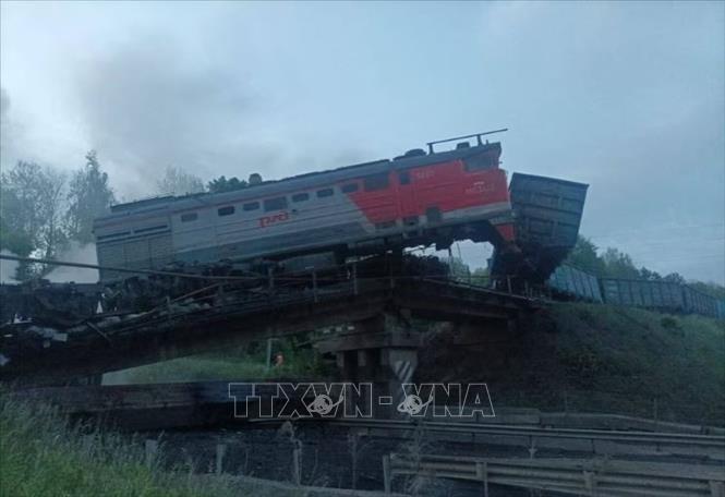 Hiện trường vụ sập cầu khiến đoàn tàu bị trật bánh ở tỉnh Kursk, LB Nga ngày 1/6/2025. Ảnh: REUTERS/TTXVN