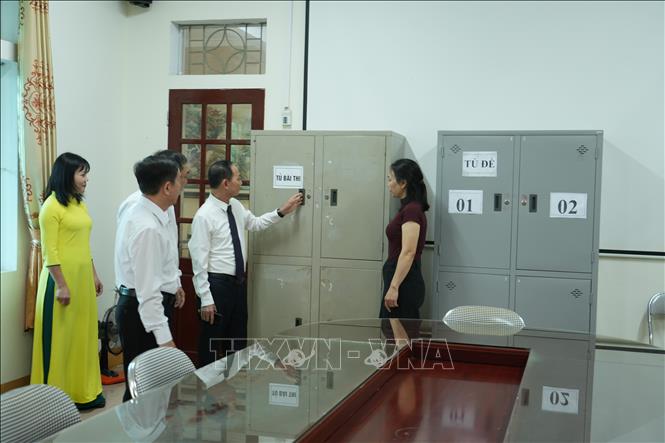 Kiểm tra tủ đựng đề thi tại Hội đồng thi trường THPT Thái Hòa (Nghệ An). Ảnh: Bích Huệ - TTXVN