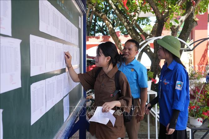 Thí sinh tại các huyện miền núi Nghệ An xuống thành phố Vinh để tham dự Kỳ thi tuyển sinh vào lớp 10 tại trường Phổ thông Dân tộc nội trú tỉnh. Ảnh: Bích Huệ - TTXVN