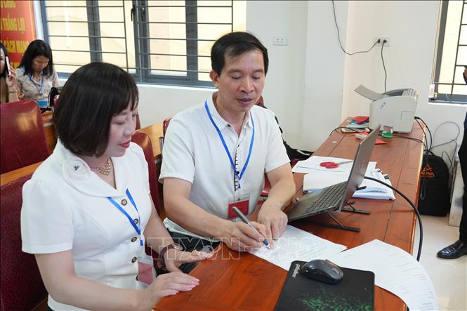 Lên sơ đồ phương án coi thi tại Hội đồng thi trường THPT Hà Huy Tập, thành phố Vinh (Nghệ An). Ảnh: Bích Huệ - TTXVN