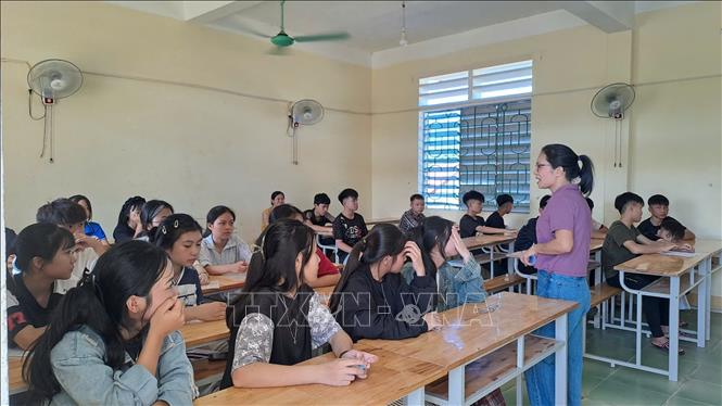 Thí sinh nghe phổ biến quy chế thi tại Hội đồng thi trường THPT Quế Phong (Nghệ An). Ảnh: TTXVN phát