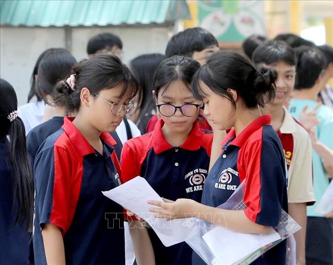 Thí sinh chia sẻ kết quả làm bài thi môn Toán tại điểm thi trường THPT Trần Phú, thành phố Vĩnh Yên (Vĩnh Phúc). Ảnh: Hoàng Hùng -TTXVN