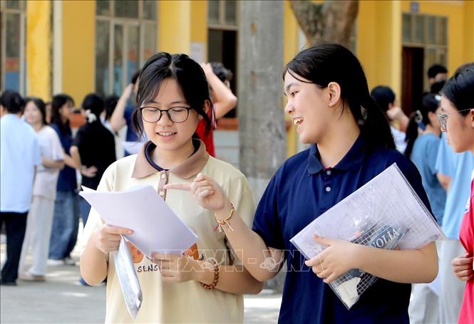 Thí sinh trao đổi về kết quả làm bài thi môn Toán tại điểm thi trường THPT Trần Phú, thành phố Vĩnh Yên (Vĩnh Phúc). Ảnh: Hoàng Hùng -TTXVN