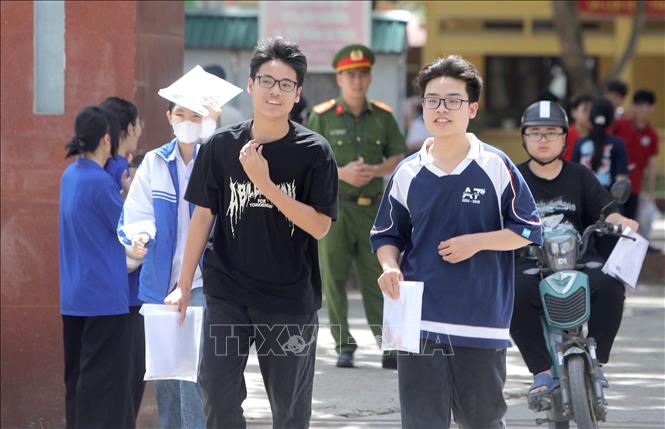 Thí sinh hoàn thành ngày thi thứ hai Kỳ tuyển sinh vào lớp 10 THPT năm 2025 - 2026 tại điểm thi trường THPT Trần Phú, thành phố Vĩnh Yên (Vĩnh Phúc). Ảnh: Hoàng Hùng - TTXVN
