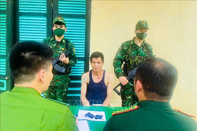 Đối tượng Thạo Phộng Ly tại cơ quan chức năng. Ảnh: Hoa Mai - TTXVN