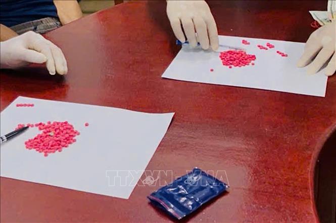 Tang vật thu giữ là 400 viên ma túy tổng hợp. Ảnh: Hoa Mai - TTXVN 