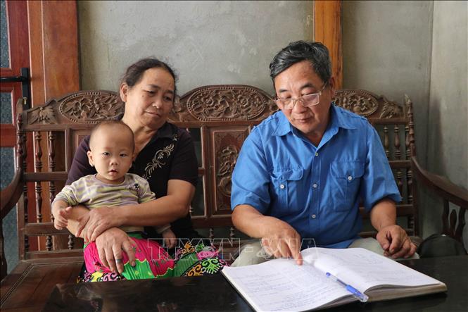 Ông Lầu Văn Thào, Bí thư Chi bộ thôn Nà Tang, xã Hùng Lợi, huyện Yên Sơn thường xuyên đến các hộ gia đình tuyên truyền các chủ trương, chính sách của Đảng và Nhà nước. Ảnh: Hoàng Hải - TTXVN