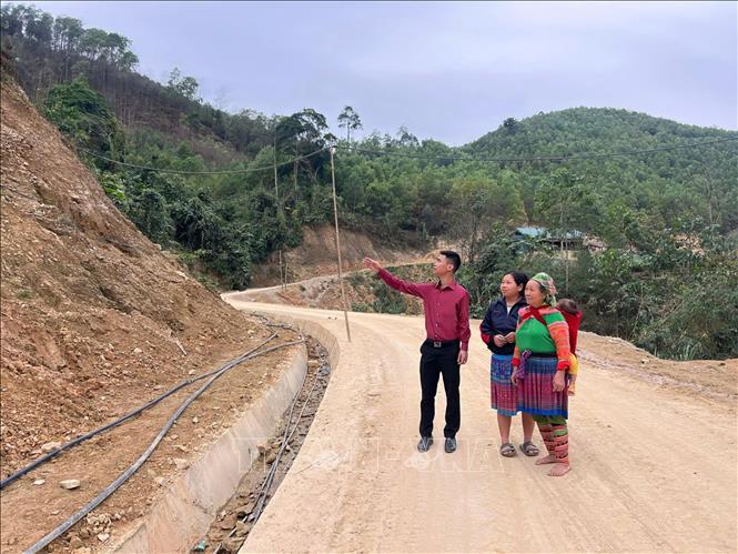Đảng viên và người dân thôn Ngòi Nghìn, xã Đạo Viện, huyện Yên Sơn đồng lòng hiến đất xây dựng tuyến đường liên xã. Ảnh: Hoàng Hải - TTXVN