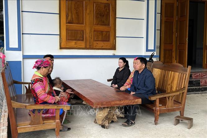 Các đảng viên thôn Ngòi Nghìn, xã Đạo Viện, huyện Yên Sơn tuyên truyền chủ trương, đường lối của Đảng và Nhà nước đến đồng bào người dân tộc Mông trong thôn. Ảnh: Hoàng Hải - TTXVN
