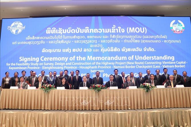 Lễ ký biên bản ghi nhớ (MOU) giữa Chính phủ Lào và Tập đoàn Phongsavanh. Ảnh: TTXVN phát