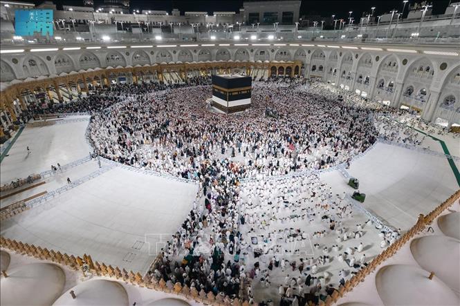 Các tín đồ Hồi giáo cầu nguyện tại Đền thờ Lớn ở thánh địa Mecca, Saudi Arabia (Ảrập Xêút), trong lễ hành hương Hajj. Ảnh: SPA/TTXVN