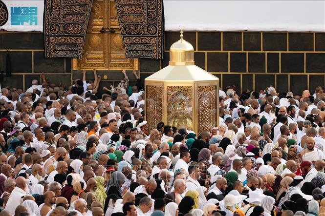 Các tín đồ Hồi giáo cầu nguyện tại Đền thờ Lớn ở thánh địa Mecca, Saudi Arabia (Ảrập Xêút), trong lễ hành hương Hajj. Ảnh: SPA/TTXVN