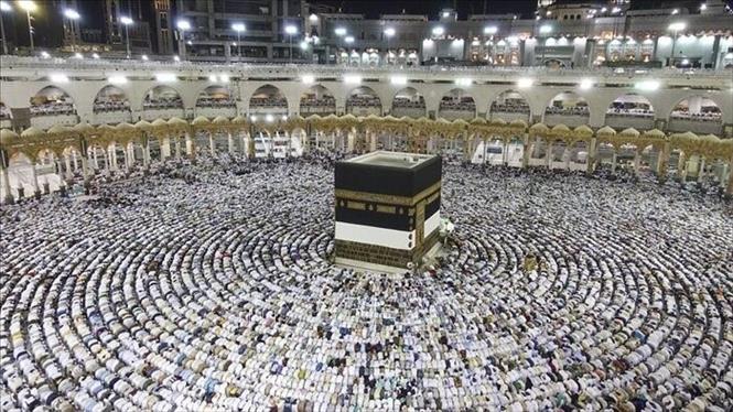 Các tín đồ Hồi giáo cầu nguyện tại Đền thờ Lớn ở thánh địa Mecca, Saudi Arabia (Ảrập Xêút), trong lễ hành hương Hajj. Ảnh: IRNA/TTXVN
