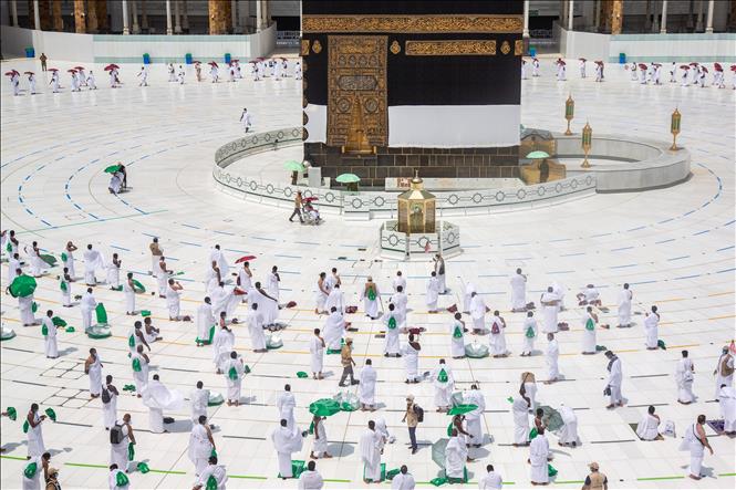 Các tín đồ Hồi giáo cầu nguyện tại Đền thờ Lớn ở thánh địa Mecca, Saudi Arabia (Ảrập Xêút), trong lễ hành hương Hajj. Ảnh: THX/TTXVN