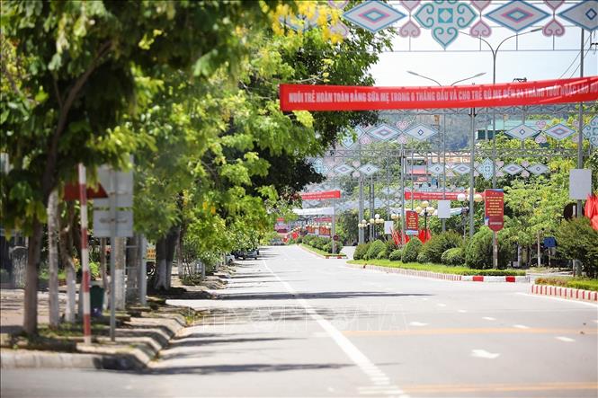 Đại lộ Thịnh Lang vắng người và phương tiện lưu thông trong đầu giờ chiều 2/6. Ảnh: Trọng Đạt - TTXVN