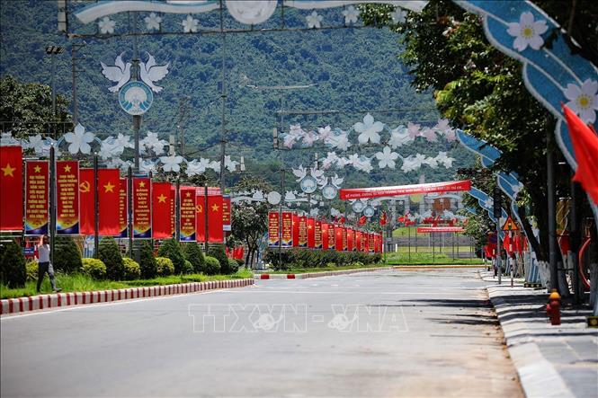 Đường Chi Lăng hướng ra phía Quảng trường Hòa Bình vắng người và phương tiện khi nhiệt độ vào đầu giờ chiều 2/6 là 40 độ C. Ảnh: Trọng Đạt - TTXVN