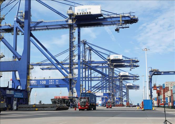 Quang cảnh cảng hàng hóa ở tỉnh Hải Nam, Trung Quốc. Ảnh: THX/TTXVN